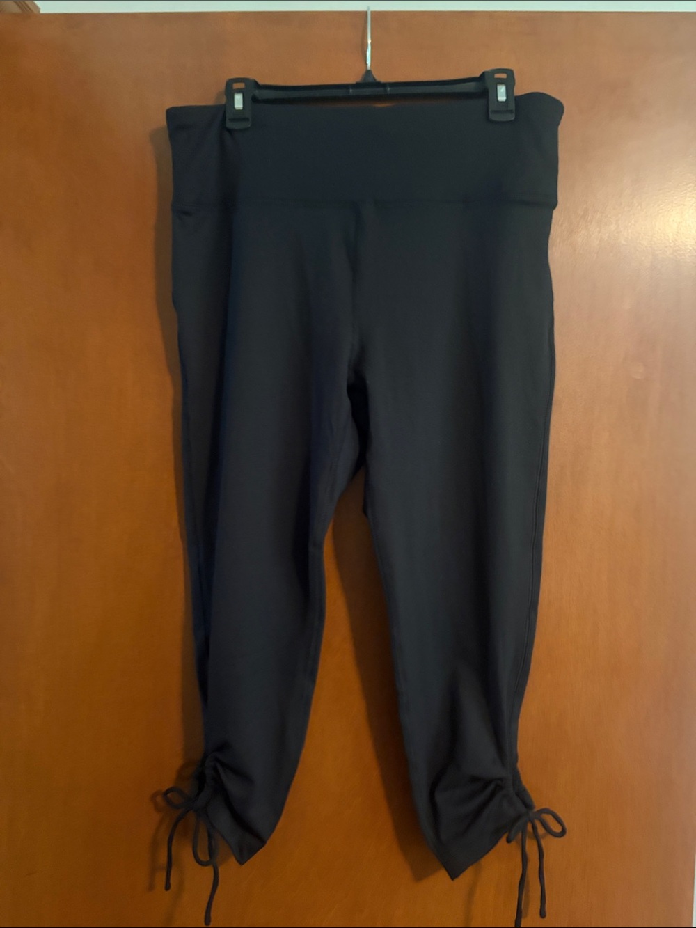 Women’s Black Drawstring Capri Leggings